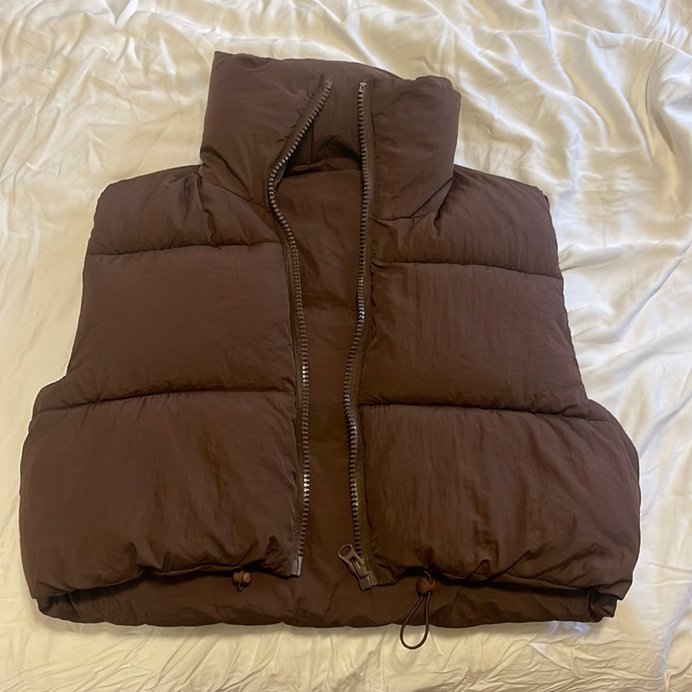 Cropped puffer vest in brown